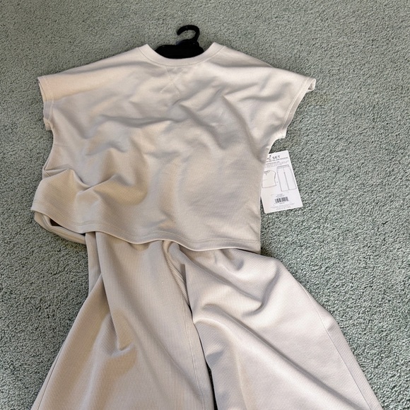 Danskin 2 Piece Set Sandwashed Rib Tee & Gaucho Pants Moonbeam XS NWT - Picture 1 of 9